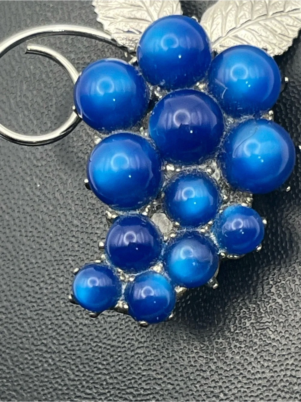 Blue moon glow lucite plastic grapes cluster silver tone brooch pin vintage